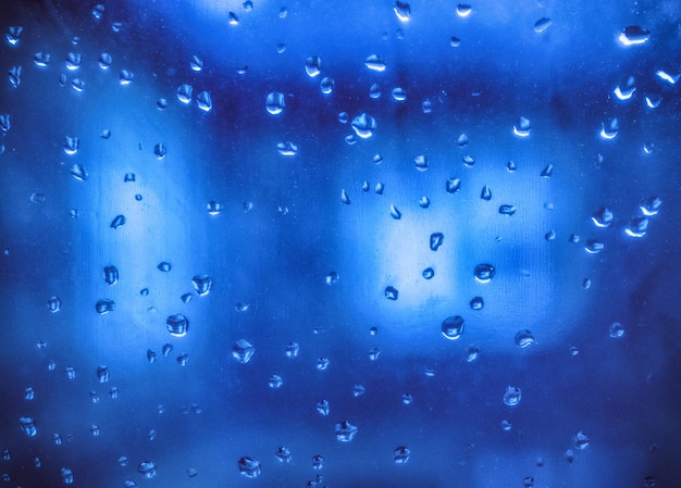 Foto immagine completa di gocce d'acqua contro il cielo blu