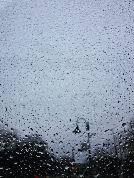 Foto scatto completo di gocce d'acqua sul parabrezza dell'auto