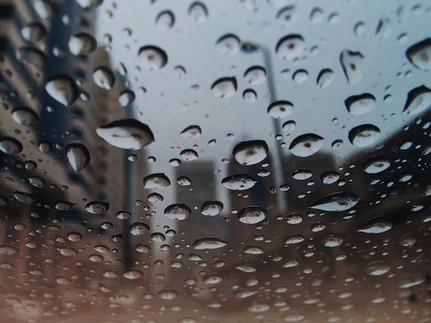 Foto scatto completo di gocce d'acqua sul vetro