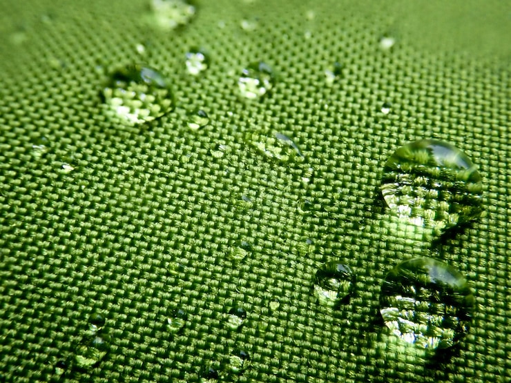Photo full frame shot of water drops on green leaf