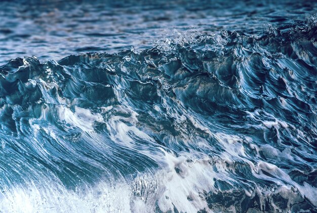 Foto fotografia completa dell'acqua che scorre in mare