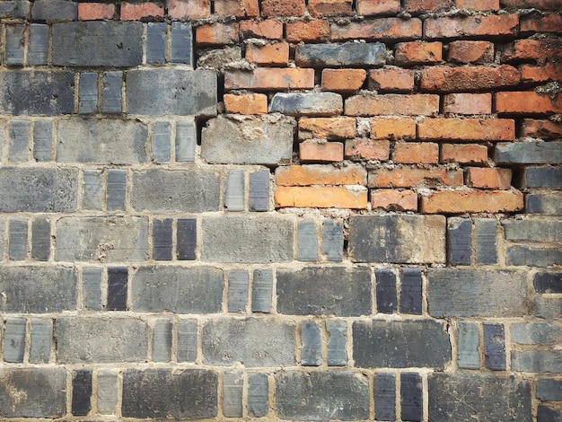 Foto fotografia completa di un muro di mattoni deteriorato