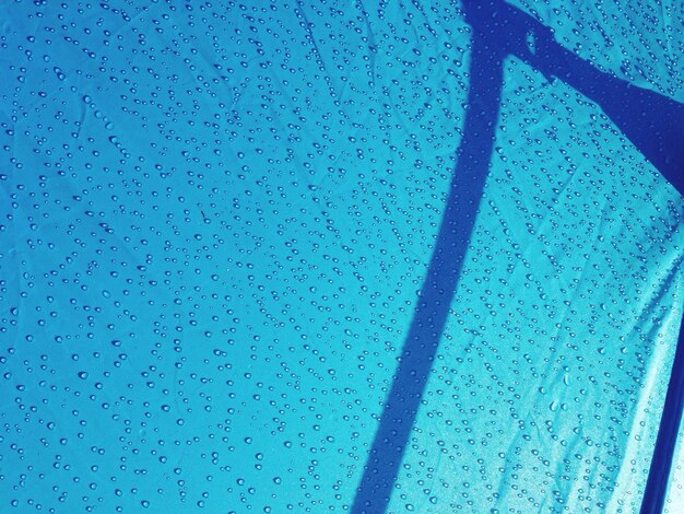 湿った青い水のフルフレームショット