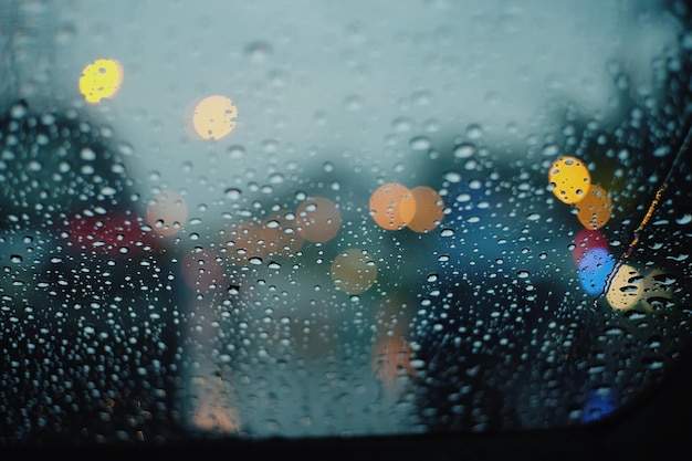 雨季の湿った車の窓のフルフレームショット
