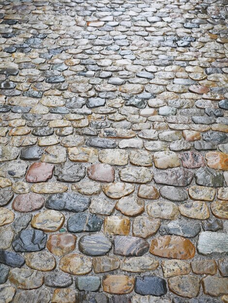 Photo full frame shot of wet cobbled footpath