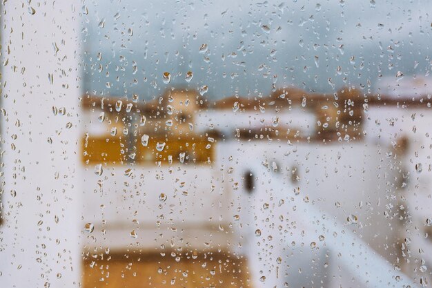 Photo full frame shot of wet glass window in rainy season