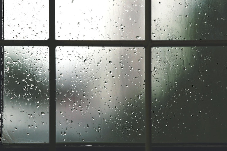 Photo full frame shot of wet glass window during rainy season