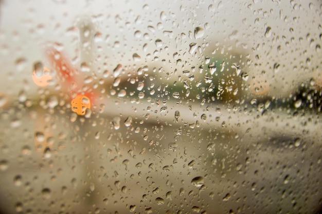 Photo full frame shot of wet glass window in rainy season