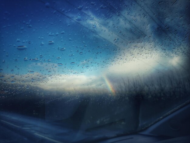 Photo full frame shot of wet glass window in rainy season