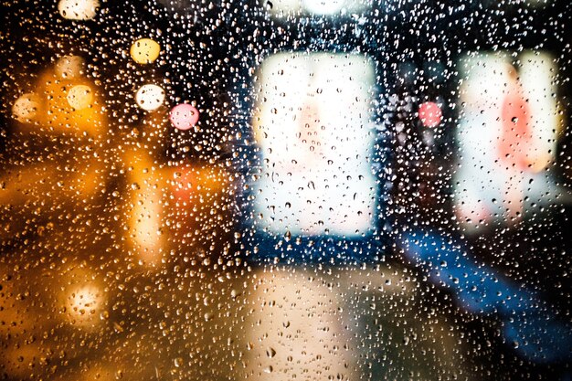 Photo full frame shot of wet glass window in rainy season