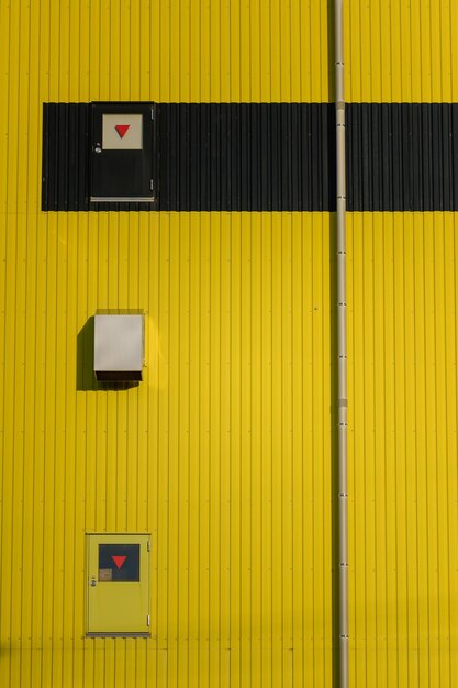 Foto fotografia completa del cartello giallo sulla parete
