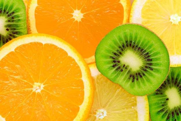 Полный кадр тропические фрукты фон ломтики киви апельсина и лимона крупным планом