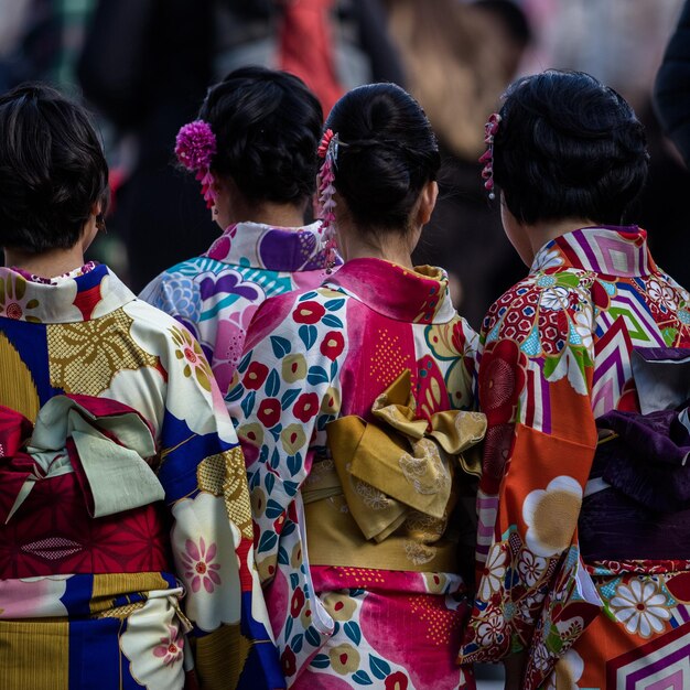 Photo full frame view of women in kimonos walking away