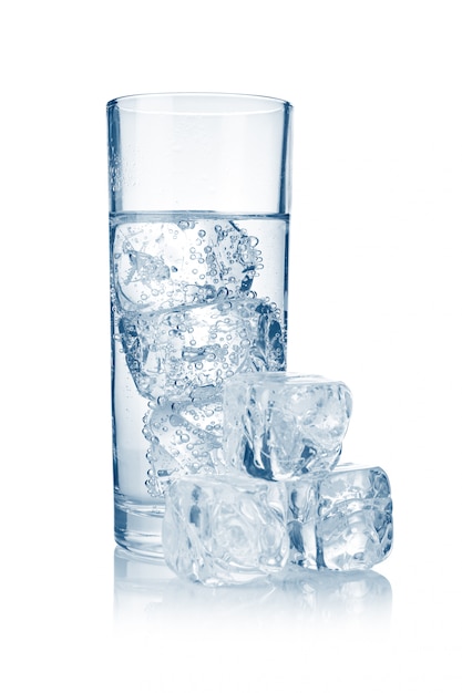 Photo full glass of fresh cool carbonated water with ice isolated