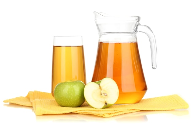 Photo full glass and jug of apple juice and apples isolted on white