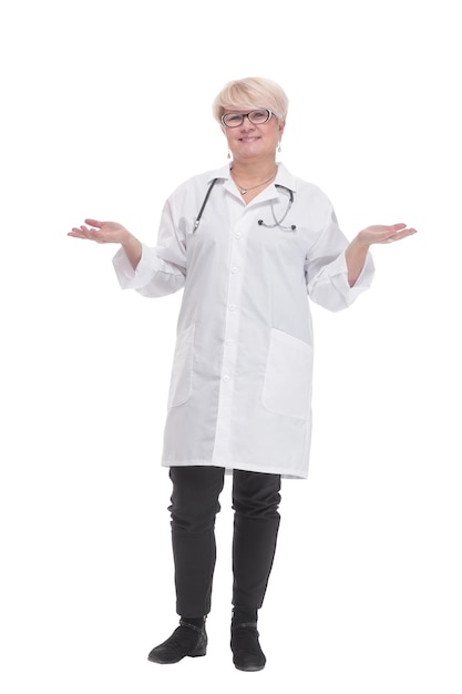 В полный рост грамотный врач в белом халате