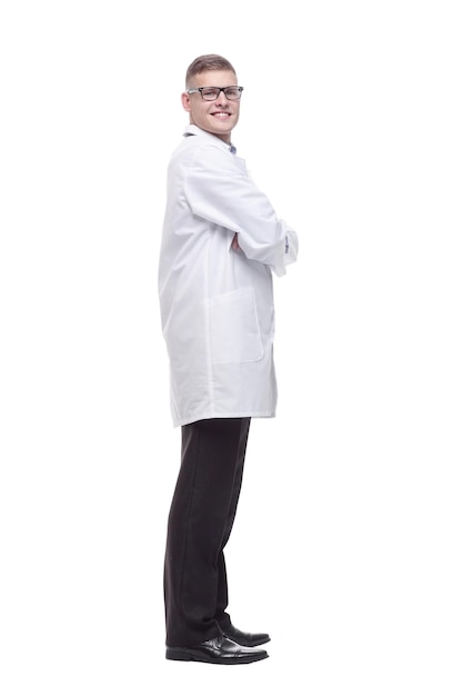 In piena crescita. giovane medico fiducioso con uno stetoscopio. isolato su uno sfondo bianco.