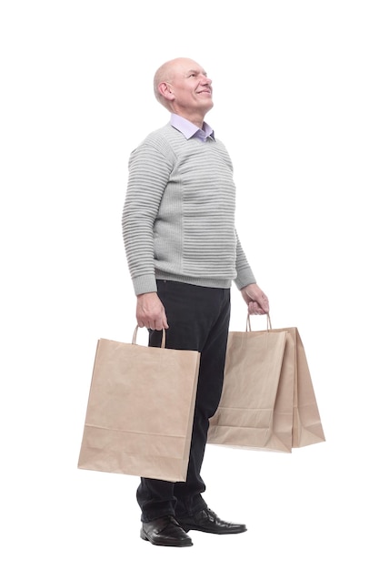 В полный рост счастливый мужчина с сумками для покупок