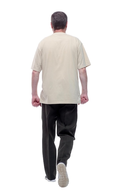 성큼성큼 앞으로 걸어가는 가벼운 티셔츠 차림의 남자