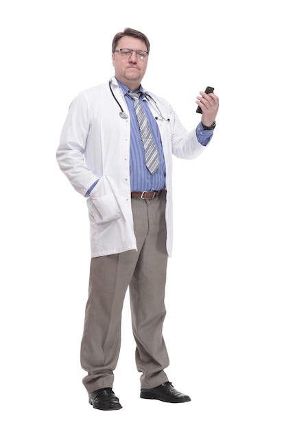완전 성장 중. 흰색 배경에 Smartphone.isolated와 자격을 갖춘 의사.