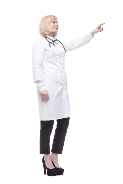 В полный рост. Квалифицированный женский врач. Отдельный на белом фоне.