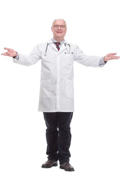 完全に成長しています。白衣を着た資格のある成熟した医師。白い背景で隔離。