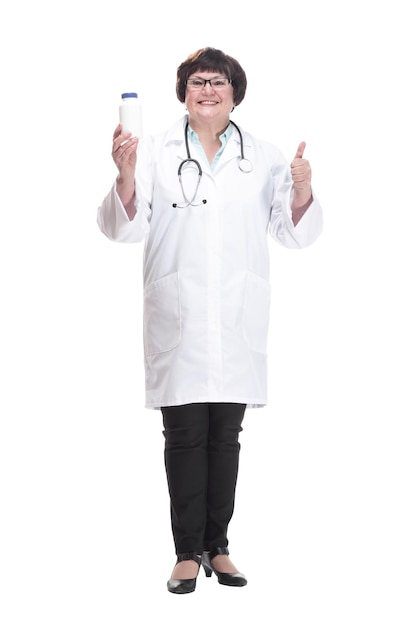 손에 소독제를 든 성숙한 여의사