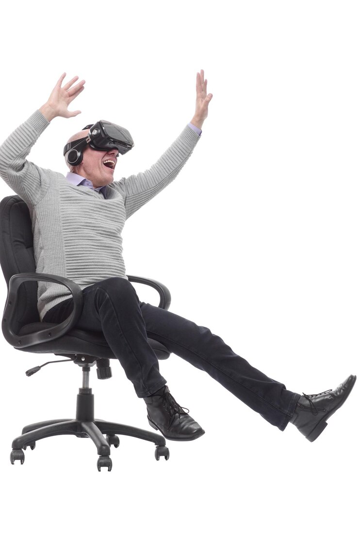 फोटो in full growth. smiling man in virtual reality glasses. isolated on a white background.