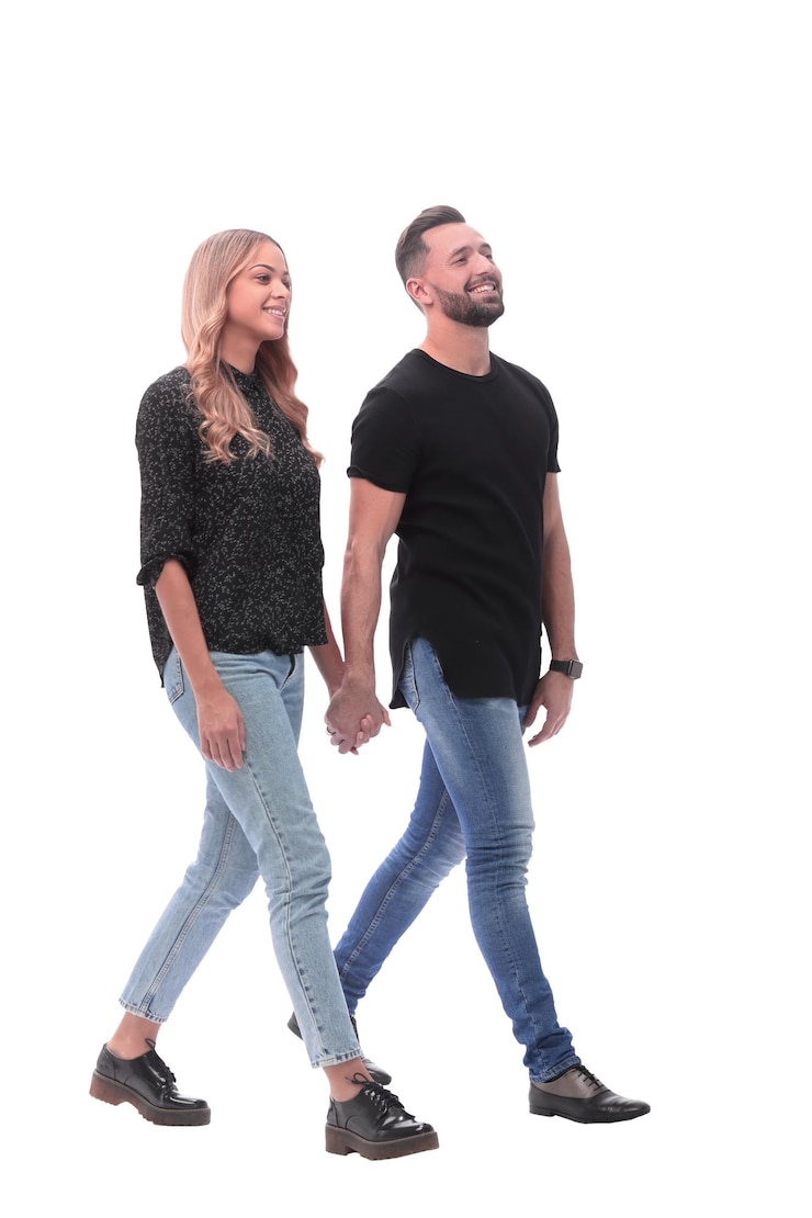 Photo in full growth young couple walking together