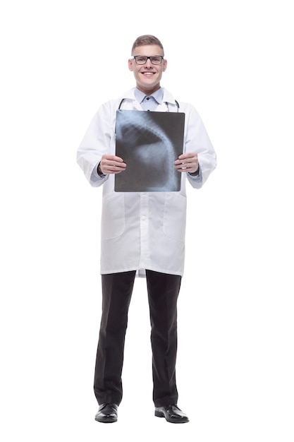 Foto in piena crescita. giovane medico con una radiografia.