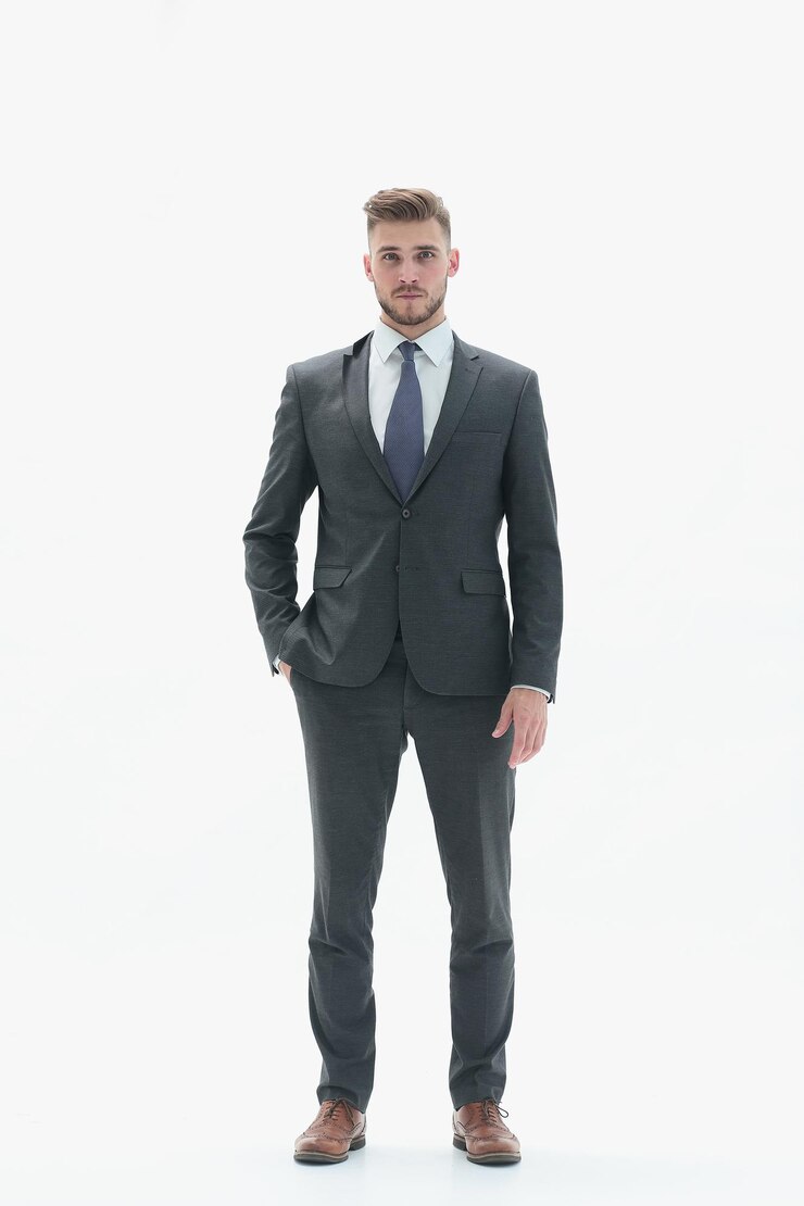 Photo in full growthportrait of a modern young businessmanisolated on white