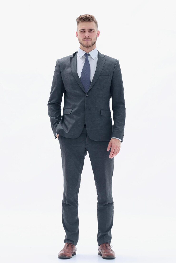 Photo in full growthportrait of a modern young businessmanisolated on white