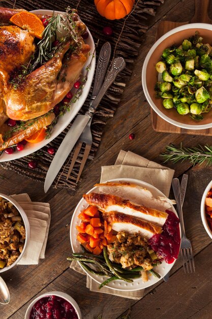 Photo full homemade thanksgiving dinner with turkey stuffing veggies and potatos