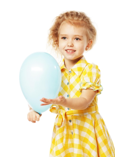 Фото Полная изолированная студийная фотография маленькой девочки с голубыми воздушными шарами