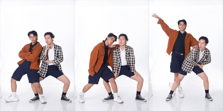 Photo 20대 아시아 태닝된 피부 남성 흑발의 전체 길이는 게이 lgbt로 함께 잡고 셔츠 바지 블레이저 운동화 신발을 착용합니다. 격리 된 스튜디오 흰색 배경 위에 행복 한 젊은 부부 현대 무용
