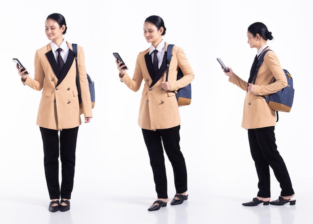 20-летняя молодая женщина смешанной расы в полный рост, бизнес-продавец с рюкзаками, работающая в интернет-телефоне