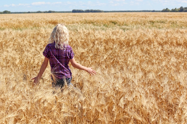 Foto lunghezza completa di una bambina nel campo