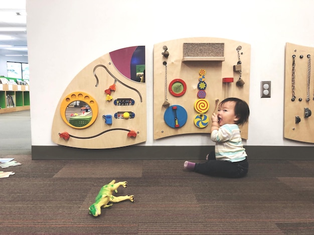 Photo full length of baby girl playing with toys