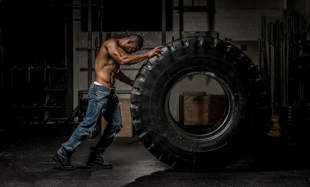 Photo full length of body builder