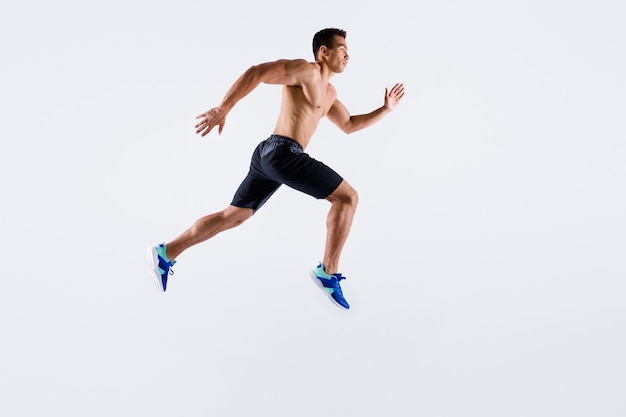매력적인 전문 낚시를 좋아하는 목적 있는 남자 점프 달리기의 전체 길이 신체 크기 보기