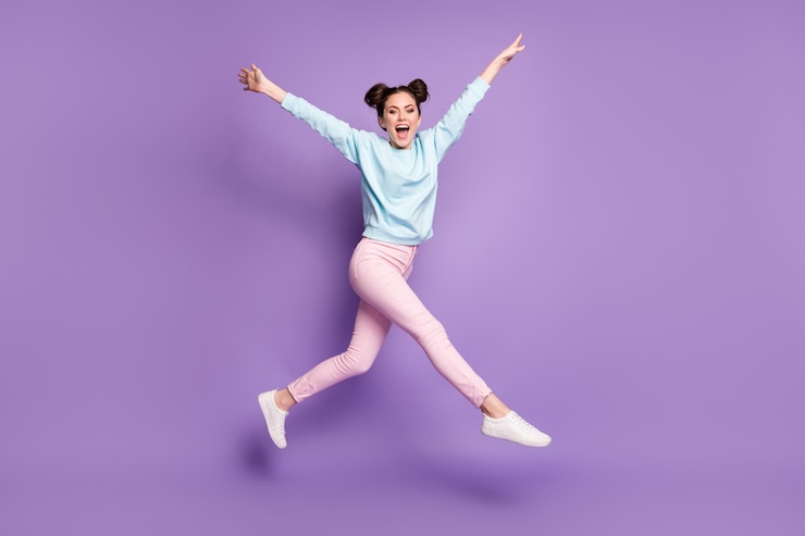 Photo 素敵な魅力的なスリムな恍惚とした陽気な面白い嬉しい女の子の全身サイズのビューは、バイオレットパープルライラック明るい鮮やかな輝き鮮やかな色の背景に分離して実行して楽しんでジャンプしています