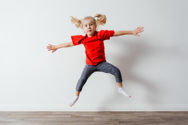 Photo full length of a boy jumping