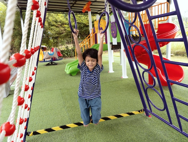 Photo full length of boy playing in playground