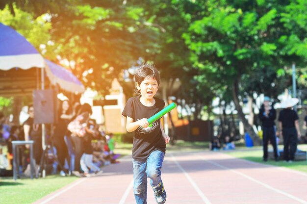 トラックで走っている少年の全長