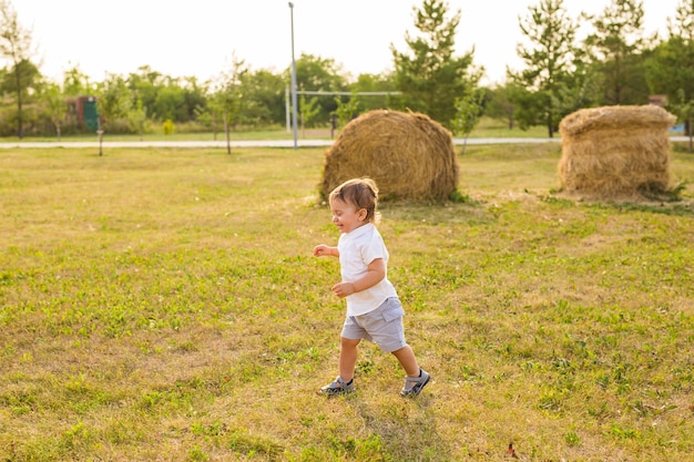 Photo full length of boy standing on field