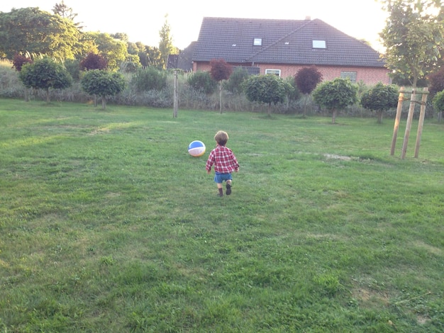 Photo full length of boy standing on grassy field