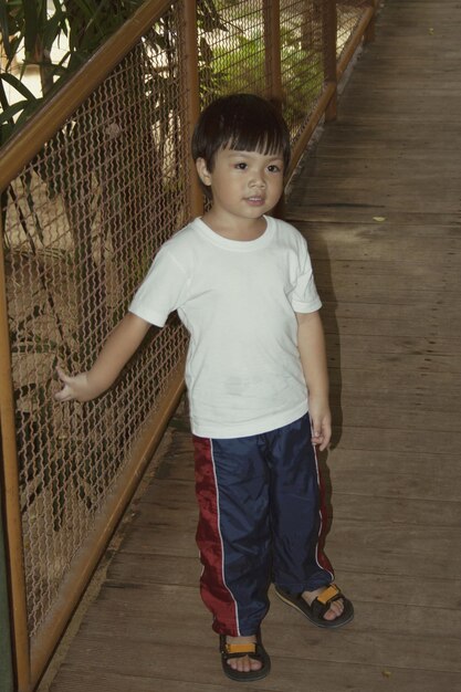 Photo full length of boy standing on walkway