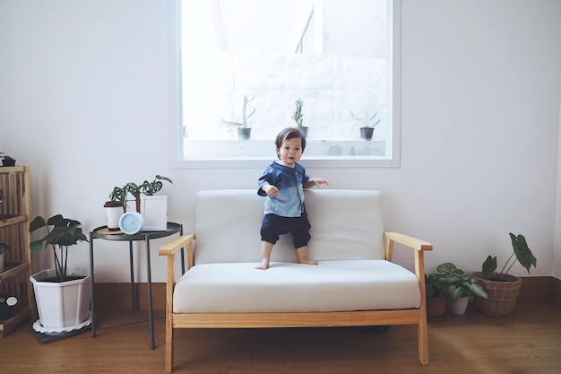 Photo full length of boy on table at home