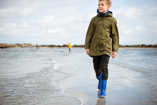 Photo full length of boy walking at beach