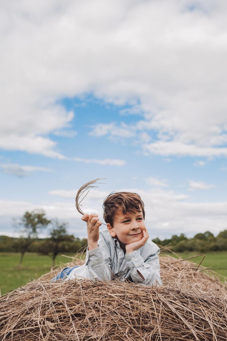Photo full length of boy with arms raised on field against sky